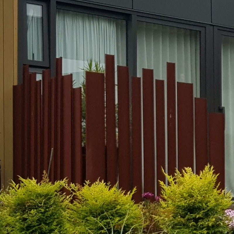 corten fence palings of different heights
